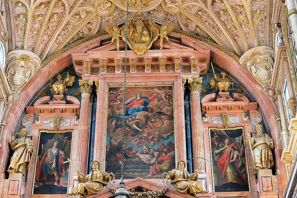 Cattedrale di Cordova - La zona superiore dell'altare, con la tela centrale dell'Assunta